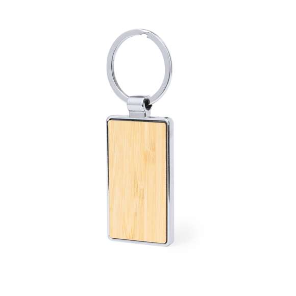 Elegante llavero fabricado en bambú y metal cromado. Con amplia superficie de marcaje y disponible en formato rectangular o redondo. Especialmente diseñado para grabado a láser. Presentado en bolsa de papel reciclado. Materiales como el bambú fomentan la utilización de materias primas naturales, reduciendo las emisiones contaminantes. Proviene de una planta de gran resistencia y versatilidad, con crecimiento y regeneración rápidos, siendo una excelente alternativa al uso de madera tradicional.