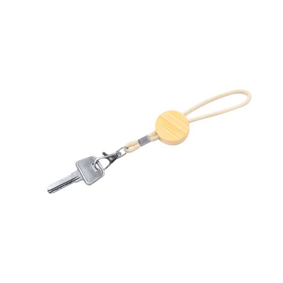 Llavero ecológico fabricado en bambú y con cordón en algodón. Incluye una pieza redonda especial para marcaje y un mosquetón giratorio metálico. Presentado individualmente en bolsa de papel reciclado.Materiales como el bambú fomentan la utilización de materias primas naturales, reduciendo las emisiones contaminantes. Proviene de una planta de gran resistencia y versatilidad, con crecimiento y regeneración rápidos, siendo una excelente alternativa al uso de madera tradicional.