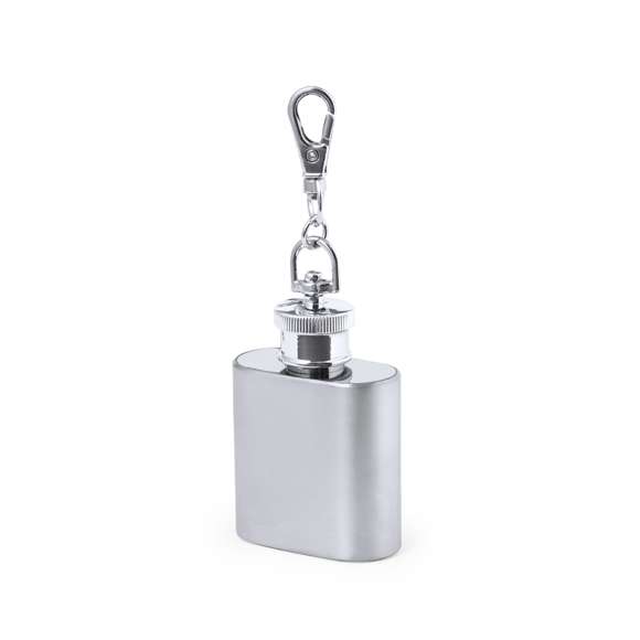 Práctico llavero petaca fabricado en acero inox, de 30 ml de capacidad. Tapón con cierre de seguridad a rosca y mosquetón giratorio. Presentado en caja de diseño kraft.