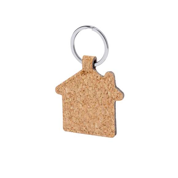 Llavero en forma de casa fabricado en corcho natural. Con amplia superficie de marcaje y presentado individualmente en bolsa reciclada. Elaborado con elementos vegetales para así fomentar la utilización de materias primas naturales y reducir las emisiones contaminantes.