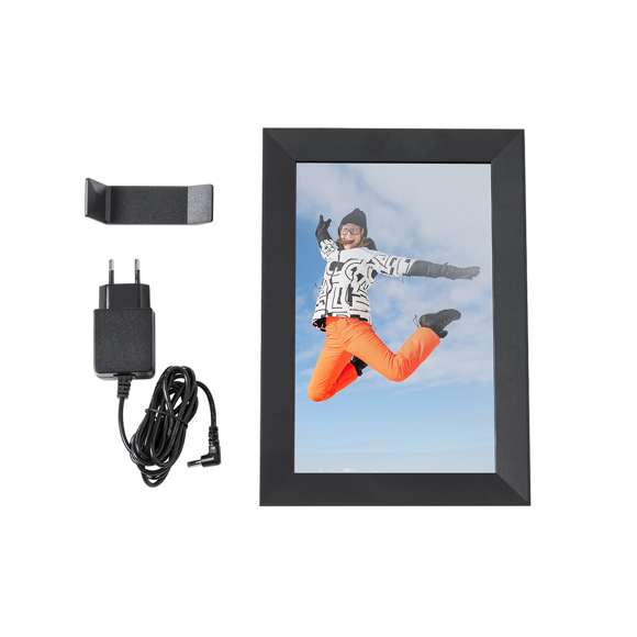 Marco de fotos digital de 10,1 pulgadas. Con pantalla táctil IPS de alta resolución de 1280x800 píxeles, conectividad WiFi, y equipado con funciones inteligentes como visualización del tiempo, alarma y reloj. Ademas incorpora un menú para explorar un mundo de posibilidades al ver videos, fotos y escuchar música, con opción de visualización en formato horizontal y vertical. Con soporte en la parte trasera y ranuras para colgar en la pared. Alimentación CA 220V-240V, con cargador incluido. Presentado en caja de diseño kraft y disponible manual de instrucciones en español e inglés.