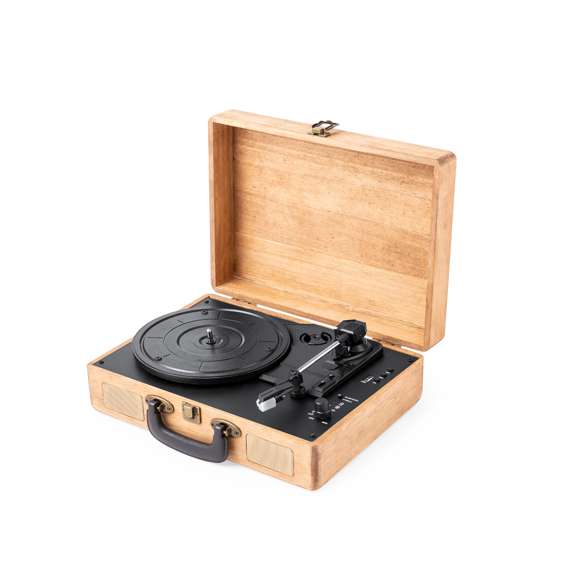 Tocadiscos portátil presentado en un maletín fabricado en madera natural, con cierre de seguridad y asa de transporte. Compatible con discos de 33, 45 y 78 RPM y con adaptador central para singles de 7”. Brazo recto, con función de recogida automática cuando llega al final de cada cara del disco y funda protectora para la aguja cuando no se está usando. Conexión por Bluetooth@ y altavoces estéreo integrados de 3W de potencia, con función reproductor para conectar una memoria USB. Además, ofrece la posibilidad de digitalizar los discos de vinilo de manera sencilla. Salida estéreo RCA para conectar a dispositivos de sonido externos y botón ON/OFF con control de volumen. Incluye una batería interna de 1.200 mAh, pudiendo usarse en cualquier lugar sin necesidad de conectarlo a la red (cable de carga incluido). Viene en caja individual de diseño kraft, con manual de instrucciones en español e inglés.