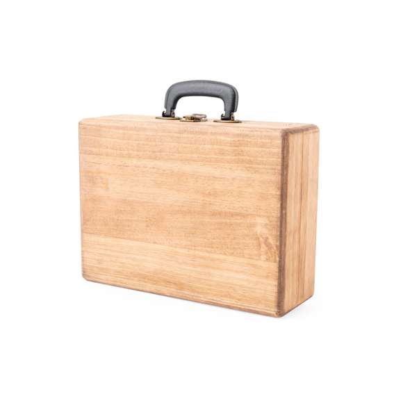 Tocadiscos portátil presentado en un maletín fabricado en madera natural, con cierre de seguridad y asa de transporte. Compatible con discos de 33, 45 y 78 RPM y con adaptador central para singles de 7”. Brazo recto, con función de recogida automática cuando llega al final de cada cara del disco y funda protectora para la aguja cuando no se está usando. Conexión por Bluetooth@ y altavoces estéreo integrados de 3W de potencia, con función reproductor para conectar una memoria USB. Además, ofrece la posibilidad de digitalizar los discos de vinilo de manera sencilla. Salida estéreo RCA para conectar a dispositivos de sonido externos y botón ON/OFF con control de volumen. Incluye una batería interna de 1.200 mAh, pudiendo usarse en cualquier lugar sin necesidad de conectarlo a la red (cable de carga incluido). Viene en caja individual de diseño kraft, con manual de instrucciones en español e inglés.