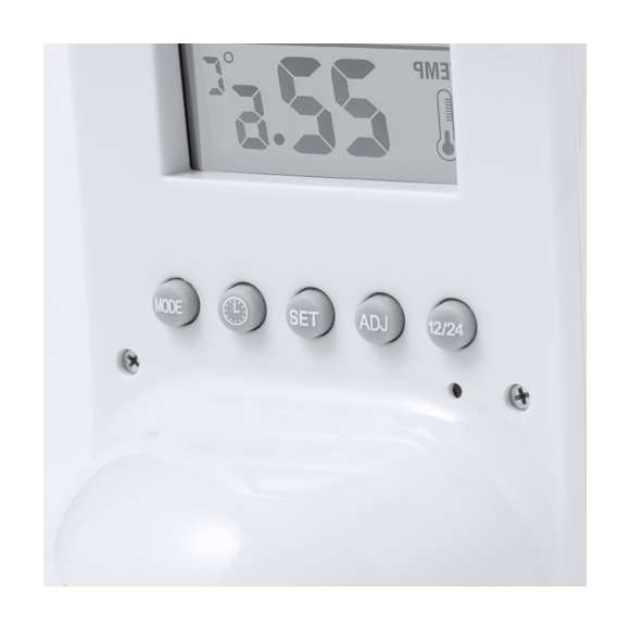 Estación meteorológica fabricada en resistente ABS, con sensor de temperatura. Función de hora (12/24), calendario, alarma y día de la semana. Con base soporte y botones de control traseros. Alimentación a pilas (2xAAA no incluidas) y presentada en atractiva caja de diseño kraft. Disponible manual de instrucciones en español e inglés.