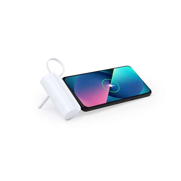 Batería auxiliar externa de 5.000 mAh de capacidad fabricada en resistente ABS. Con original diseño cilíndrico y patilla extraíble que lo convierte en soporte, para todo tipo de dispositivos móviles. Incluye dos salidas y una entrada Tipo C e indicador de estado de carga, con cable Tipo C incluido. Presentada en atractiva caja de diseño kraft, con manual de instrucciones en español e inglés.Las capacidades mostradas en todas nuestras baterías auxiliares externas son reales, incorporando todas ellas baterías de grado A y no recicladas, con una vida útil de al menos 500 ciclos de carga y según normativa CE.Además, están fabricadas conforme a los estándares RoHS y en cumplimiento con los siguientes requisitos de seguridad:Sistema de protección contra sobrecarga del power bank.Sistema de protección contra descarga completa que proporciona una mayor durabilidad del power bank.Sistema de bloqueo para evitar cortocircuitos.Sistema de transferencia de carga constante, acorde con la capacidad del dispositivo de destino.