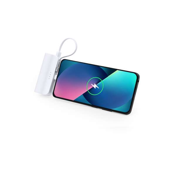 Batería auxiliar externa de 5.000 mAh de capacidad fabricada en resistente ABS. Con original diseño cilíndrico y patilla extraíble que lo convierte en soporte, para todo tipo de dispositivos móviles. Incluye dos salidas y una entrada Tipo C e indicador de estado de carga, con cable Tipo C incluido. Presentada en atractiva caja de diseño kraft, con manual de instrucciones en español e inglés.Las capacidades mostradas en todas nuestras baterías auxiliares externas son reales, incorporando todas ellas baterías de grado A y no recicladas, con una vida útil de al menos 500 ciclos de carga y según normativa CE.Además, están fabricadas conforme a los estándares RoHS y en cumplimiento con los siguientes requisitos de seguridad:Sistema de protección contra sobrecarga del power bank.Sistema de protección contra descarga completa que proporciona una mayor durabilidad del power bank.Sistema de bloqueo para evitar cortocircuitos.Sistema de transferencia de carga constante, acorde con la capacidad del dispositivo de destino.