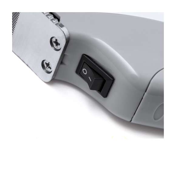 Práctica y compacta recortadora de pelo, ideal para cabeza, barba y resto del cuerpo. Fabricada en resistente ABS, con cuchillas cortadoras metálicas. Funcionamiento a pilas (1xAA no incluida), pudiendo usarse fácilmente en cualquier lugar. Además incluye 3 peines intercambiables, con varias longitudes de corte que oscilan entre los 2 y los 10 mm. Presentada en caja de diseño kraft, con manual de instrucciones disponible en español e inglés.