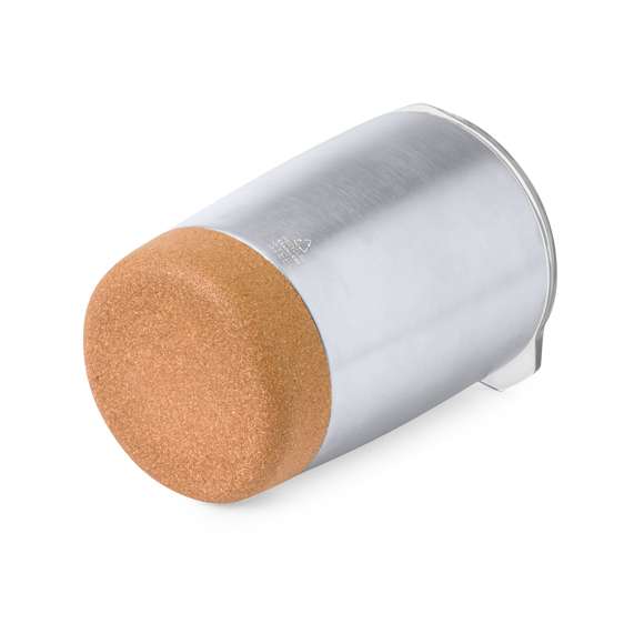 Vaso fabricado en acero inox reciclado en 350 ml de capacidad. Combinación de base en corcho natural con cuerpo en acero inox reciclado de acabado plata. Con doble pared para mejor y más duradera conservación de la temperatura. Original tapón dosificador transparente de fácil apertura, y logotipo Acero Inox Reciclado. Es ideal para tener en tu escritorio, mesa o en cualquier superficie donde disfrutar tranquilamente de tu bebida favorita.El acero es uno de los materiales más demandados y que puede encontrarse casi en todas partes, desde productos de uso diario a grandes construcciones. Con innumerables propiedades, entre las que cabe destacar la durabilidad y su alto grado de reutilización, convirtiéndolo en una alternativa muy valorada en soluciones de sostenibilidad. Debidamente tratado, permite obtener nuevos recursos de infinita utilización.