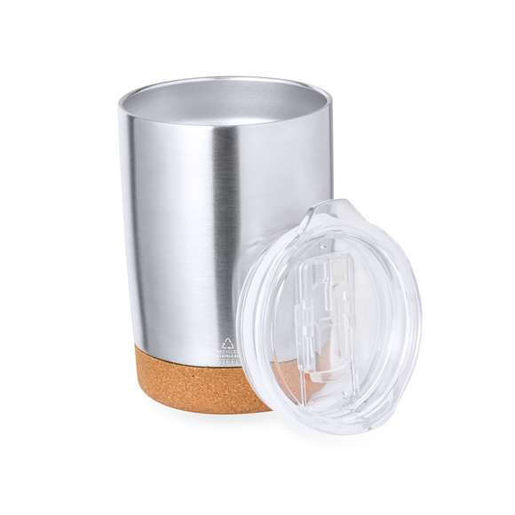 Vaso fabricado en acero inox reciclado en 350 ml de capacidad. Combinación de base en corcho natural con cuerpo en acero inox reciclado de acabado plata. Con doble pared para mejor y más duradera conservación de la temperatura. Original tapón dosificador transparente de fácil apertura, y logotipo Acero Inox Reciclado. Es ideal para tener en tu escritorio, mesa o en cualquier superficie donde disfrutar tranquilamente de tu bebida favorita.El acero es uno de los materiales más demandados y que puede encontrarse casi en todas partes, desde productos de uso diario a grandes construcciones. Con innumerables propiedades, entre las que cabe destacar la durabilidad y su alto grado de reutilización, convirtiéndolo en una alternativa muy valorada en soluciones de sostenibilidad. Debidamente tratado, permite obtener nuevos recursos de infinita utilización.