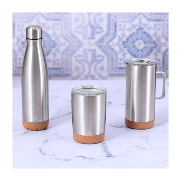 Bidón térmico de doble capa en Acero Inox Reciclado en 500 ml de capacidad. De acabado plata, con tapón a rosca a juego y base en corcho natural. Con logotipo Acero Inox Reciclado, libre de BPA y presentado en caja individual de diseño kraft.El acero es uno de los materiales más demandados y que puede encontrarse casi en todas partes, desde productos de uso diario a grandes construcciones. Con innumerables propiedades, entre las que cabe destacar la durabilidad y su alto grado de reutilización, convirtiéndolo en una alternativa muy valorada en soluciones de sostenibilidad. Debidamente tratado, permite obtener nuevos recursos de infinita utilización.