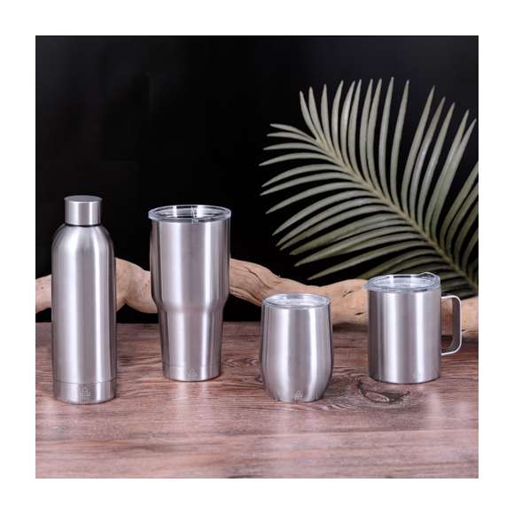 Vaso térmico fabricado en acero inox reciclado, con doble pared y 340 ml de capacidad. Incluye tapa transparente con cierre a presión y dosificador. Es ideal para tener en tu escritorio, mesa o en cualquier superficie donde disfrutar tranquilamente de tu bebida favorita. Con logotipo Acero Inox Reciclado. El acero es uno de los materiales más demandados y que puede encontrarse casi en todas partes, desde productos de uso diario a grandes construcciones. Con innumerables propiedades, entre las que cabe destacar la durabilidad y su alto grado de reutilización, convirtiéndolo en una alternativa muy valorada en soluciones de sostenibilidad. Debidamente tratado, permite obtener nuevos recursos de infinita utilización.