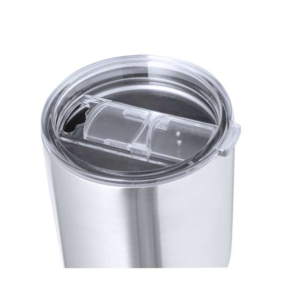 Vaso térmico fabricado en acero inox reciclado de doble pared y 800 ml de capacidad. Con dosificador en tapa de fácil apertura, libre de BPA, en acabado plata. Es ideal para tener en tu escritorio, mesa o en cualquier superficie donde disfrutar tranquilamente de tu bebida favorita. Con logotipo Acero Inox Reciclado. El acero es uno de los materiales más demandados y que puede encontrarse casi en todas partes, desde productos de uso diario a grandes construcciones. Con innumerables propiedades, entre las que cabe destacar la durabilidad y su alto grado de reutilización, convirtiéndolo en una alternativa muy valorada en soluciones de sostenibilidad. Debidamente tratado, permite obtener nuevos recursos de infinita utilización.