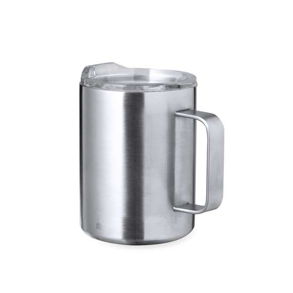 Taza térmica de sobremesa fabricado con acero inox reciclado de doble pared y 370 ml de capacidad. Con dosificador abrefácil en tapa, libre de BPA, y acabado plata. Con logotipo Acero Inox Reciclado. Presentada en caja individual de diseño kraft.El acero es uno de los materiales más demandados y que puede encontrarse casi en todas partes, desde productos de uso diario a grandes construcciones. Con innumerables propiedades, entre las que cabe destacar la durabilidad y su alto grado de reutilización, convirtiéndolo en una alternativa muy valorada en soluciones de sostenibilidad. Debidamente tratado, permite obtener nuevos recursos de infinita utilización.