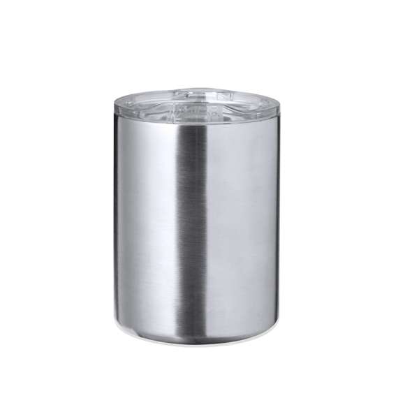 Taza térmica de sobremesa fabricado con acero inox reciclado de doble pared y 370 ml de capacidad. Con dosificador abrefácil en tapa, libre de BPA, y acabado plata. Con logotipo Acero Inox Reciclado. Presentada en caja individual de diseño kraft.El acero es uno de los materiales más demandados y que puede encontrarse casi en todas partes, desde productos de uso diario a grandes construcciones. Con innumerables propiedades, entre las que cabe destacar la durabilidad y su alto grado de reutilización, convirtiéndolo en una alternativa muy valorada en soluciones de sostenibilidad. Debidamente tratado, permite obtener nuevos recursos de infinita utilización.