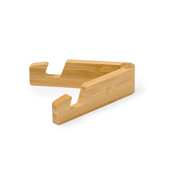 Soporte plegable para dispositivo móvil fabricado en resistente bambú. Con patas ajustables y presentado individualmente en bolsa de papel reciclado. Materiales como el bambú fomentan la utilización de materias primas naturales, reduciendo las emisiones contaminantes. Proviene de una planta de gran resistencia y versatilidad, con crecimiento y regeneración rápidos, siendo una excelente alternativa al uso de madera tradicional.