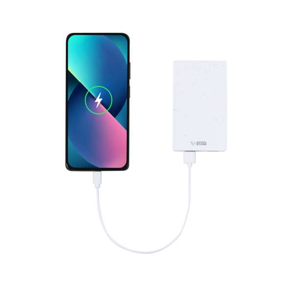 Batería auxiliar externa de 5.000 mAh, fabricada con extractos de piedra natural en combinación con resistente ABS. Con 2 salidas USB, conexión Tipo C dual de entrada y salida, e indicador LED de estado de carga. Cable de carga Tipo C incluido. Presentado en caja individual de diseño kraft, con manual de instrucciones en español e inglés.Entrada/Salida USB C: 5-12V DC 3-1.5V, PD18WSalidas USB: 5-12V DC 3-1.5AFabricada con extractos de piedra natural, ayudando a la reducción del uso de plásticos, además de proporcionar un acabado suave y resistente.Las capacidades mostradas en todas nuestras baterías auxiliares externas son reales, incorporando todas ellas baterías de grado A y no recicladas, con una vida útil de al menos 500 ciclos de carga y según normativa CE.Además, están fabricadas conforme a los estándares RoHS y en cumplimiento con los siguientes requisitos de seguridad:Sistema de protección contra sobrecarga del power bank.Sistema de protección contra descarga completa que proporciona una mayor durabilidad del power bank.Sistema de bloqueo para evitar cortocircuitos.Sistema de transferencia de carga constante, acorde con la capacidad del dispositivo de destino.