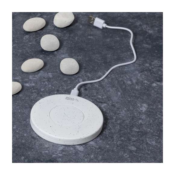 Cargador inalámbrico circular 15W, fabricado a partir de extractos de piedra natural en combinación con resistente ABS. Base antideslizante e indicador LED de estado de carga. Cable Tipo C incluido y compatible con smartphones con tecnología de carga inalámbrica. Presentado en atractiva caja de diseño kraft.Fabricado con extractos de piedra natural, ayudando a la reducción del uso de plásticos, además de proporcionar un acabado suave y resistente.Fabricado conforme a los estándares RoHS y en cumplimiento con los siguientes requisitos de seguridad:Sistema de protección contra sobrecalentamiento.Sistema de protección contra sobrecarga.Sistema de bloqueo para evitar cortocircuitos.