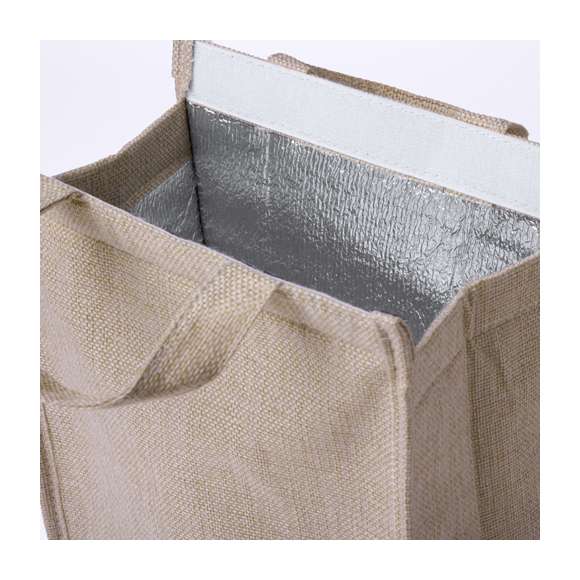 Bolsa nevera fabricada en resistente poliéster. Cierre de velcro y asas con refuerzo. Disponible en color natural.