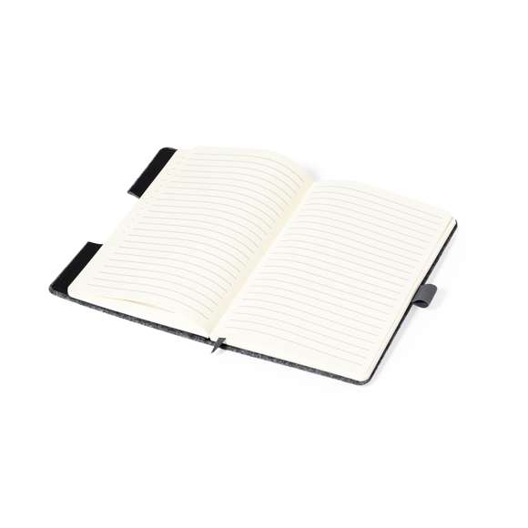 Bloc de notas con soporte de tapas rígidas fabricado en fieltro RPET 300D. Con original soporte para smartphone y tablet integrado en la portada, fabricado en bambú. Incluye elástico de cierre y soporte para bolígrafo a juego, con 80 hojas interiores de disposición a una raya. Con logotipo RPET en contraportada y presentada en bolsa individual reciclada.El fieltro RPET es fruto de la combinación del proceso de reciclaje de materiales plásticos junto con la técnica milenaria de fabricación del fieltro, dando como resultado un material de eco-tendencia que, además de ser de origen reciclado, también se convierte en reciclable.