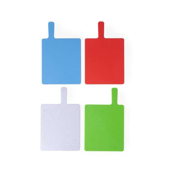 Set de tablas fabricadas en resistente PP. Incluye cuatro tablas con un soporte para un almacenamiento ordenado. Cada tabla es fácilmente identificable gracias a los dibujos grabados y los diferentes colores, para diferentes tipos de alimentos. Presentado en caja de diseño kraft.