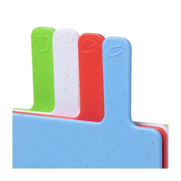 Set de tablas fabricadas en resistente PP. Incluye cuatro tablas con un soporte para un almacenamiento ordenado. Cada tabla es fácilmente identificable gracias a los dibujos grabados y los diferentes colores, para diferentes tipos de alimentos. Presentado en caja de diseño kraft.