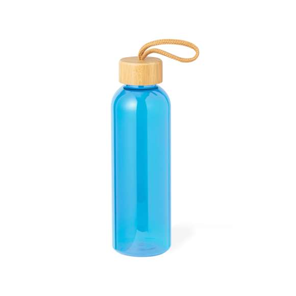 Bidón fabricado en RPET de 650 ml de capacidad, libre de BPA. Tapón a rosca en bambú, con cordón de transporte trenzado. Disponible en variada gama de colores. Presentado individualmente en bolsa de papel.