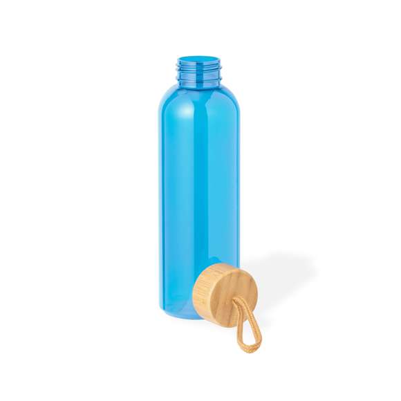 Bidón fabricado en RPET de 650 ml de capacidad, libre de BPA. Tapón a rosca en bambú, con cordón de transporte trenzado. Disponible en variada gama de colores. Presentado individualmente en bolsa de papel.