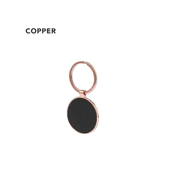 Llavero metálico de sofisticado diseño, con recubrimiento de cobre galvanizado y acabado brillo. Forrado en elegante polipiel en una de sus caras y disponible en diseño rectangular y circular. Presentado individualmente bolsa de papel reciclado.