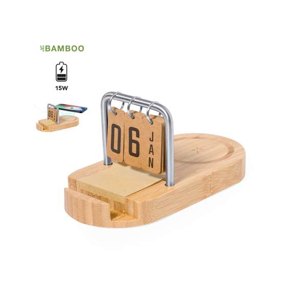 Cargador multifunción inalámbrico 15W fabricado en bambú. Incluye soporte para smartphone y calendario perpetuo, además de un bloc con 50 notas adhesivas acabado kraft de 4,5x4,5 cm. Salida USB y entrada y salida Tipo C, permitiendo cargar de manera simultánea hasta 3 dispositivos (1 mediante carga inalámbrica, 1 mediante cable Tipo C y 1 por cable USB). Compatible con dispositivos equipados con tecnología de carga inalámbrica. Amplia superficie de marcaje y presentado en caja individual de diseño kraft.Materiales como el bambú fomentan la utilización de materias primas naturales, reduciendo las emisiones contaminantes. Proviene de una planta de gran resistencia y versatilidad, con crecimiento y regeneración rápidos, siendo una excelente alternativa al uso de madera tradicional.Fabricado conforme a los estándares RoHS y en cumplimiento con los siguientes requisitos de seguridad:Sistema de protección contra sobrecalentamiento.Sistema de protección contra sobrecarga.Sistema de bloqueo para evitar cortocircuitos.