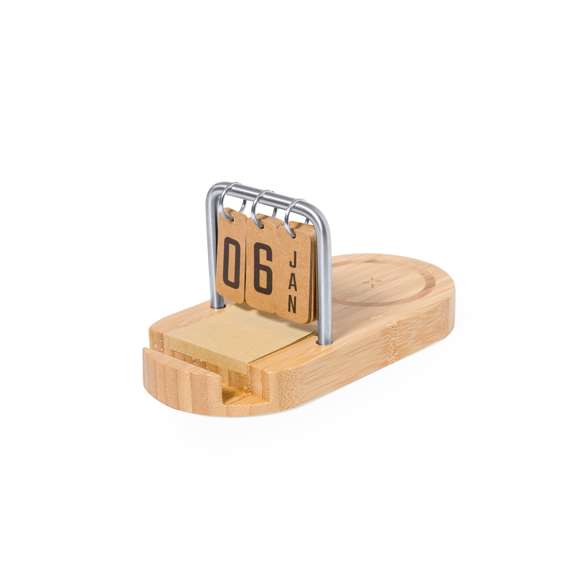 Cargador multifunción inalámbrico 15W fabricado en bambú. Incluye soporte para smartphone y calendario perpetuo, además de un bloc con 50 notas adhesivas acabado kraft de 4,5x4,5 cm. Salida USB y entrada y salida Tipo C, permitiendo cargar de manera simultánea hasta 3 dispositivos (1 mediante carga inalámbrica, 1 mediante cable Tipo C y 1 por cable USB). Compatible con dispositivos equipados con tecnología de carga inalámbrica. Amplia superficie de marcaje y presentado en caja individual de diseño kraft.Materiales como el bambú fomentan la utilización de materias primas naturales, reduciendo las emisiones contaminantes. Proviene de una planta de gran resistencia y versatilidad, con crecimiento y regeneración rápidos, siendo una excelente alternativa al uso de madera tradicional.Fabricado conforme a los estándares RoHS y en cumplimiento con los siguientes requisitos de seguridad:Sistema de protección contra sobrecalentamiento.Sistema de protección contra sobrecarga.Sistema de bloqueo para evitar cortocircuitos.