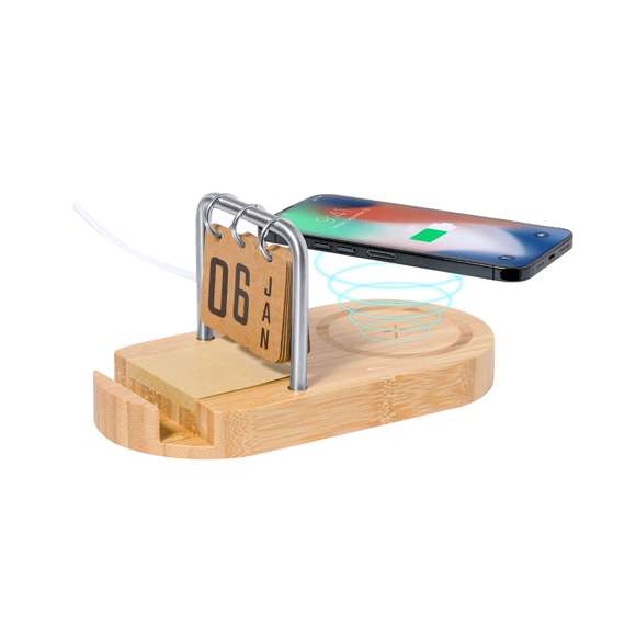Cargador multifunción inalámbrico 15W fabricado en bambú. Incluye soporte para smartphone y calendario perpetuo, además de un bloc con 50 notas adhesivas acabado kraft de 4,5x4,5 cm. Salida USB y entrada y salida Tipo C, permitiendo cargar de manera simultánea hasta 3 dispositivos (1 mediante carga inalámbrica, 1 mediante cable Tipo C y 1 por cable USB). Compatible con dispositivos equipados con tecnología de carga inalámbrica. Amplia superficie de marcaje y presentado en caja individual de diseño kraft.Materiales como el bambú fomentan la utilización de materias primas naturales, reduciendo las emisiones contaminantes. Proviene de una planta de gran resistencia y versatilidad, con crecimiento y regeneración rápidos, siendo una excelente alternativa al uso de madera tradicional.Fabricado conforme a los estándares RoHS y en cumplimiento con los siguientes requisitos de seguridad:Sistema de protección contra sobrecalentamiento.Sistema de protección contra sobrecarga.Sistema de bloqueo para evitar cortocircuitos.