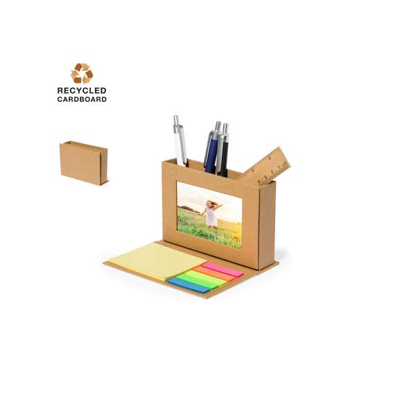 Práctico lapicero multifunción plegable fabricado en cartón reciclado. Incluye soporte para lápices con portafotos de 5x8cm y notas adhesivas: 25 notas de 7,5x7,5cm y 125 mininotas de 1,2x4,5cm en variados colores. Presentado individualmente en una bolsa reciclada.El cartón reciclado proviene del reaprovechamiento de excedente de fabricaciones y reciclaje de papel en el final de su vida útil, convirtiéndose en un lienzo ecológico y sostenible.