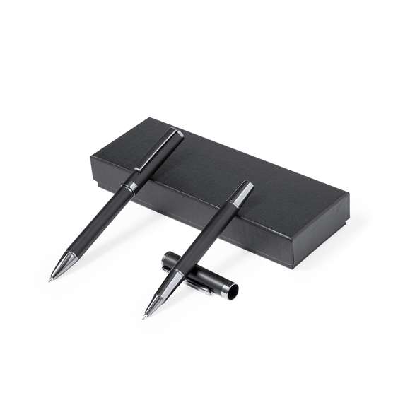 Elegante set de bolígrafo y roller. Bolígrafo de mecanismo giratorio y roller con capucha, ambos provistos de un clip metálico. Con tinta azul, su cuerpo presenta un elegante acabado negro mate y sutiles detalles cromados. Presentados en un estuche kraft negro, con interior troquelado en tacto de terciopelo.