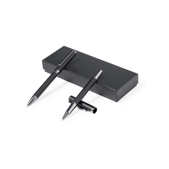Elegante set de bolígrafo y roller. Bolígrafo de mecanismo giratorio y roller con capucha, ambos provistos de un clip metálico. Con tinta azul, su cuerpo presenta un elegante acabado negro mate y sutiles detalles cromados. Presentados en un estuche kraft negro, con interior troquelado en tacto de terciopelo.