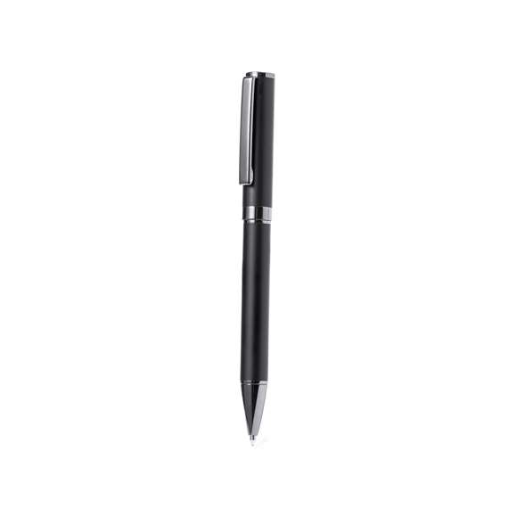 Elegante set de bolígrafo y roller. Bolígrafo de mecanismo giratorio y roller con capucha, ambos provistos de un clip metálico. Con tinta azul, su cuerpo presenta un elegante acabado negro mate y sutiles detalles cromados. Presentados en un estuche kraft negro, con interior troquelado en tacto de terciopelo.