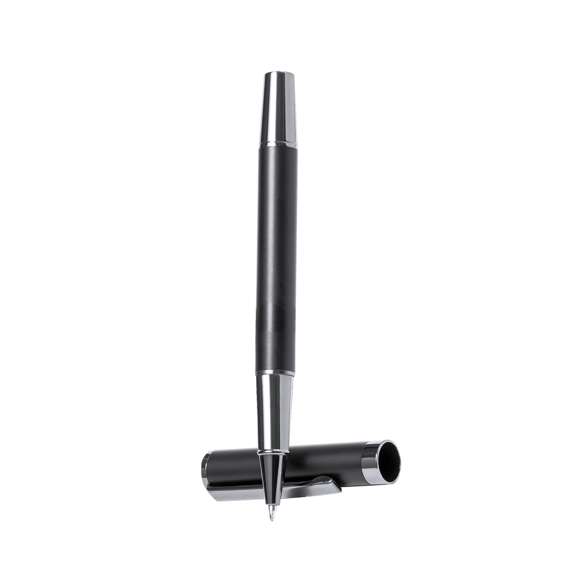 Elegante set de bolígrafo y roller. Bolígrafo de mecanismo giratorio y roller con capucha, ambos provistos de un clip metálico. Con tinta azul, su cuerpo presenta un elegante acabado negro mate y sutiles detalles cromados. Presentados en un estuche kraft negro, con interior troquelado en tacto de terciopelo.