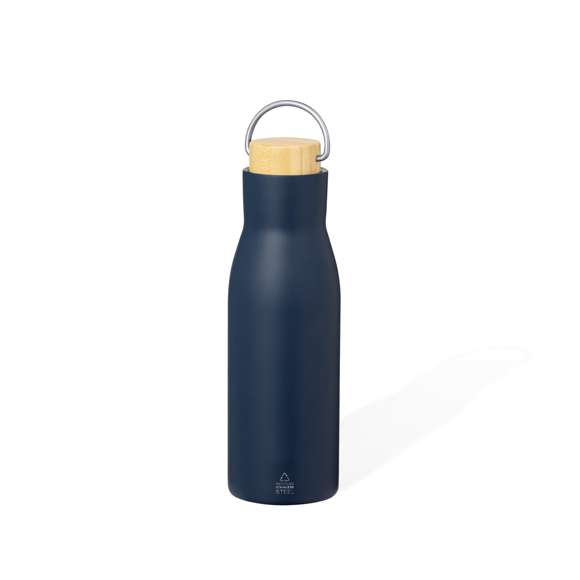 Bidón térmico de 500 ml de capacidad, fabricado en Acero Inox Reciclado de doble pared. Incluye original tapón a rosca en acero inox con detalle de bambú y asa integrada. Disponible en variada gama de colores mate y presentado en caja individual de diseño kraft.