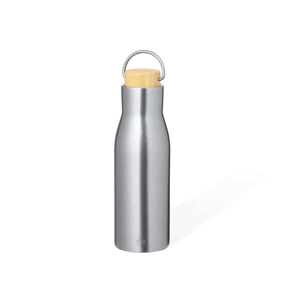 Bidón térmico de 500 ml de capacidad, fabricado en Acero Inox Reciclado de doble pared. Incluye original tapón a rosca en acero inox con detalle de bambú y asa integrada. Disponible en variada gama de colores mate y presentado en caja individual de diseño kraft.