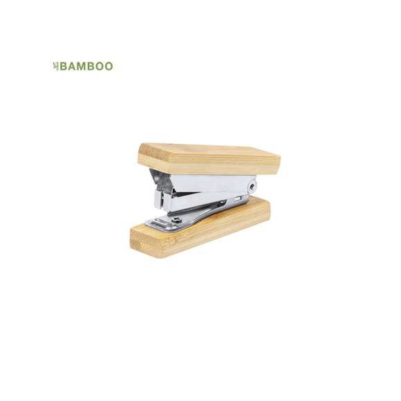 Práctica grapadora de reducido tamaño fabricada en resistente bambú, incluye 50 grapas. Presentada en una caja de diseño kraft. Materiales como el bambú fomentan la utilización de materias primas naturales, reduciendo las emisiones contaminantes. Proviene de una planta de gran resistencia y versatilidad, con crecimiento y regeneración rápidos, siendo una excelente alternativa al uso de madera tradicional.