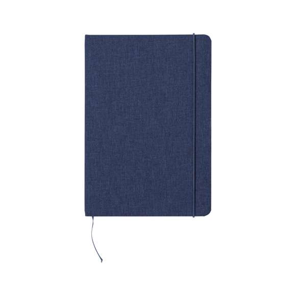 Bloc de notas con tapas rígidas fabricadas en RPET. Interior con 80 hojas lisas. Incluye marcapáginas, con logotipo RPET en la contraportada. Disponible en elegantes colores y presentado individualmente en bolsa reciclada. El material RPET se elabora a partir de plástico reciclado, para así fomentar la reutilización de residuos plásticos y ayudar a la sostenibilidad del planeta.