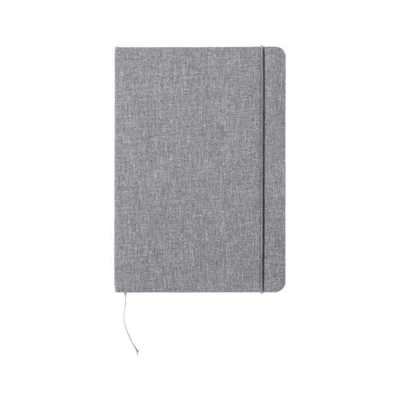 Bloc de notas con tapas rígidas fabricadas en RPET. Interior con 80 hojas lisas. Incluye marcapáginas, con logotipo RPET en la contraportada. Disponible en elegantes colores y presentado individualmente en bolsa reciclada. El material RPET se elabora a partir de plástico reciclado, para así fomentar la reutilización de residuos plásticos y ayudar a la sostenibilidad del planeta.