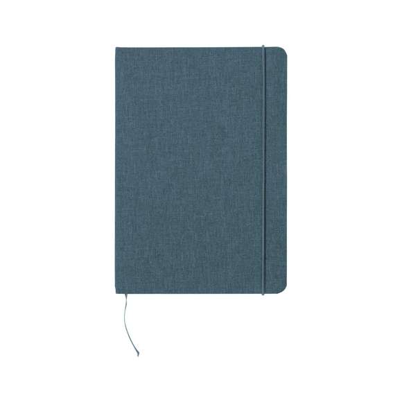 Bloc de notas con tapas rígidas fabricadas en RPET. Interior con 80 hojas lisas. Incluye marcapáginas, con logotipo RPET en la contraportada. Disponible en elegantes colores y presentado individualmente en bolsa reciclada. El material RPET se elabora a partir de plástico reciclado, para así fomentar la reutilización de residuos plásticos y ayudar a la sostenibilidad del planeta.
