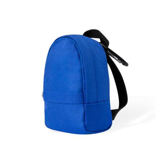Original monedero en forma de mochila, con bolsillo de cierre de cremallera, cintas y con práctico mosquetón para poder enganchar fácilmente. Fabricado en resistente poliéster 600D y disponible en varios colores.
