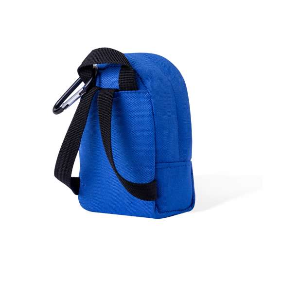 Original monedero en forma de mochila, con bolsillo de cierre de cremallera, cintas y con práctico mosquetón para poder enganchar fácilmente. Fabricado en resistente poliéster 600D y disponible en varios colores.