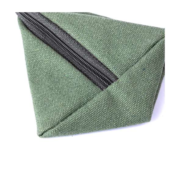 Original monedero en forma de pirámide, fabricado en resistente canvas. Bolsillo con cierre de cremallera y cinta de transporte larga. Disponible en varios colores.