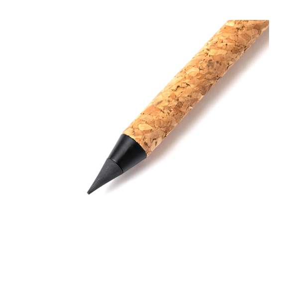Lápiz eterno fabricado en corcho. Reutilizable y con escritura infinita, para usar siempre el mismo lápiz y no generar residuos. Incluye goma de borrar en la parte superior del lápiz. Elaborado con elementos vegetales para así fomentar la utilización de materias primas naturales y reducir las emisiones contaminantes.