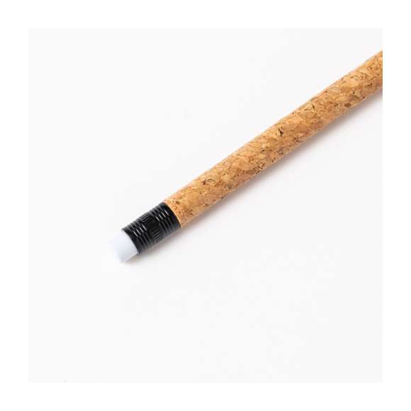 Lápiz eterno fabricado en corcho. Reutilizable y con escritura infinita, para usar siempre el mismo lápiz y no generar residuos. Incluye goma de borrar en la parte superior del lápiz. Elaborado con elementos vegetales para así fomentar la utilización de materias primas naturales y reducir las emisiones contaminantes.