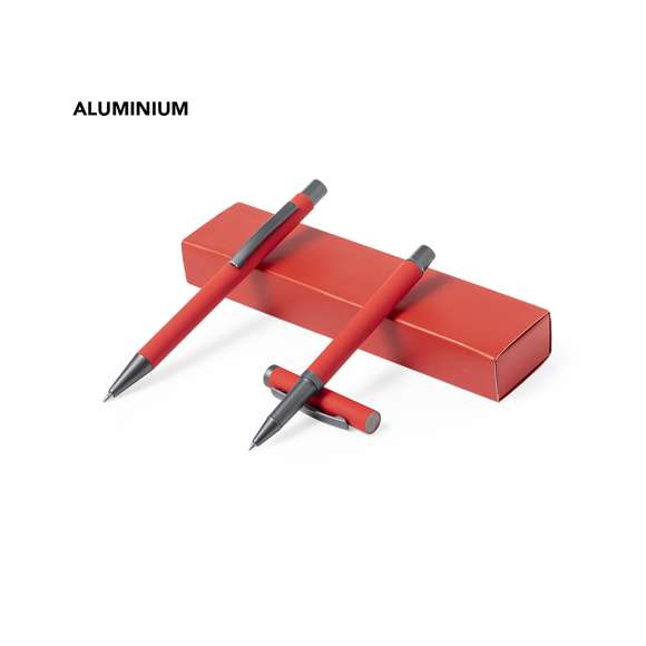 Elegante set de bolígrafo y roller. Bolígrafo de mecanismo pulsador y roller con capucha, ambos con clip metálico, carga jumbo y de tinta azul. Cuerpo en variados colores sólidos acabado goma y detalles metálicos en gris oscuro. Presentados en una caja de variados colores a juego con compartimentos interioriores separados.