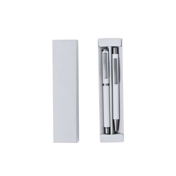 Elegante set de bolígrafo y roller. Bolígrafo de mecanismo pulsador y roller con capucha, ambos con clip metálico, carga jumbo y de tinta azul. Cuerpo en variados colores sólidos acabado goma y detalles metálicos en gris oscuro. Presentados en una caja de variados colores a juego con compartimentos interioriores separados.