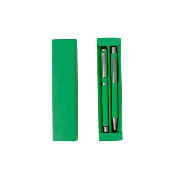Elegante set de bolígrafo y roller. Bolígrafo de mecanismo pulsador y roller con capucha, ambos con clip metálico, carga jumbo y de tinta azul. Cuerpo en variados colores sólidos acabado goma y detalles metálicos en gris oscuro. Presentados en una caja de variados colores a juego con compartimentos interioriores separados.